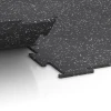 Großaufnahme vom Verbindungssystem von WARCO-Boden 6458 - Fitnessboden Kompakt im Farbdesign Leicht Grau Gesprenkelt. Abmessungen 50 × 50 × 0,8 cm.