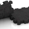 Großaufnahme vom Verbindungssystem von WARCO-Boden 4282 - Sportboden – fugenlos im Farbdesign Anthrazit. Abmessungen 30,6 x 30,6 x 3 cm | 0,094 m².