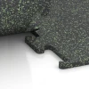 Großaufnahme vom Verbindungssystem von WARCO-Boden 6979 - Fitness Performance Elite Pavimento Sportivo im Farbdesign Verde leggermente punteggiato. Abmessungen 100 x 100 x 2 cm | 1,00 m².