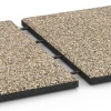 Großaufnahme vom Verbindungssystem von WARCO-Boden 6419 - Fallschutzplatte – 90 cm im Farbdesign Travertin. Abmessungen 50 x 50 x 3 cm | 0,25 m².