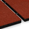 Großaufnahme vom Verbindungssystem von WARCO-Boden 6194 - Piastrelle antitrauma im Farbdesign Rosso mattone. Abmessungen 50 x 50 x 4 cm.