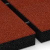 Großaufnahme vom Verbindungssystem von WARCO-Boden 6205 - Piastrelle antitrauma im Farbdesign Rosso mattone. Abmessungen 50 x 50 x 8 cm.