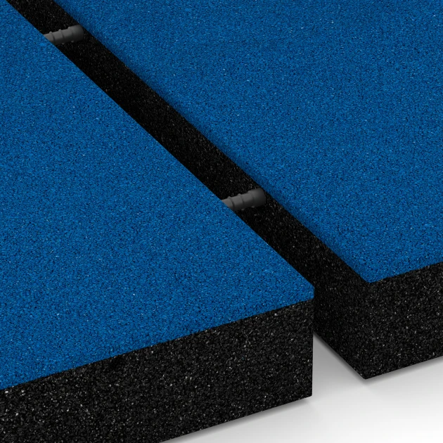 Großaufnahme vom Verbindungssystem von WARCO-Boden 6232 - Piastrelle antitrauma im Farbdesign Azzurro cielo. Abmessungen 50 x 50 x 8 cm.