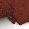 Großaufnahme vom Verbindungssystem von WARCO-Boden 6976 - Piastrella per pavimento fitness Classic im Farbdesign Rosso mattone. Abmessungen 50 x 50 x 3 cm | 0,25 m².