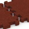 Großaufnahme vom Verbindungssystem von WARCO-Boden 6398 - Piastrella antitrauma – 150 cm im Farbdesign Rosso mattone. Abmessungen 50 x 50 x 4 cm | 0,25 m².