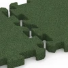 Großaufnahme vom Verbindungssystem von WARCO-Boden 6628 - Lastra per vialetti im Farbdesign Verde erba. Abmessungen 50 x 50 x 4 cm | 0,25 m².