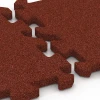 Großaufnahme vom Verbindungssystem von WARCO-Boden 6611 - Pavimento per canili im Farbdesign Rosso mattone. Abmessungen 50 x 50 x 3 cm | 0,25 m².