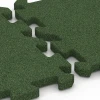 Großaufnahme vom Verbindungssystem von WARCO-Boden 6301 - Fallschutz-Puzzlematte im Farbdesign Grasgrün. Abmessungen 50 x 50 x 3 cm | 0,25 m².