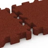 Großaufnahme vom Verbindungssystem von WARCO-Boden 6406 - Fallschutzplatte – 220 cm im Farbdesign Ziegelrot. Abmessungen 50 x 50 x 6 cm | 0,25 m².