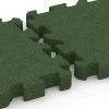 Großaufnahme vom Verbindungssystem von WARCO-Boden 6407 - Piastrella antitrauma – 220 cm im Farbdesign Verde erba. Abmessungen 50 x 50 x 6 cm | 0,25 m².