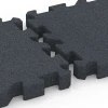 Großaufnahme vom Verbindungssystem von WARCO-Boden 6408 - Piastrella antitrauma – 220 cm im Farbdesign Grigio ardesia. Abmessungen 50 x 50 x 6 cm | 0,25 m².