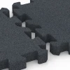 Großaufnahme vom Verbindungssystem von WARCO-Boden 6317 - Piastra antitrauma ad incastro puzzle im Farbdesign Grigio ardesia. Abmessungen 50 x 50 x 5 cm | 0,25 m².