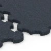 Großaufnahme vom Verbindungssystem von WARCO-Boden 6391 - Stallmatte Puzzle im Farbdesign Antracite. Abmessungen 102,5 x 102,5 x 3 cm | 1,05 m².