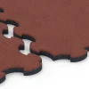Großaufnahme vom Verbindungssystem von WARCO-Boden 6392 - Stallmatte Puzzle im Farbdesign Rosso mattone. Abmessungen 102,5 x 102,5 x 3 cm | 1,05 m².