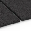 Großaufnahme vom Verbindungssystem von WARCO-Boden 6379 - Tappeto in gomma per box cavalli im Farbdesign Antracite. Abmessungen 100 x 100 x 3 cm | 1,00 m².