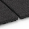 Großaufnahme vom Verbindungssystem von WARCO-Boden 6389 - Tappeto in gomma per box cavalli Lusso im Farbdesign Antracite. Abmessungen 100 x 50 x 4,5 cm | 0,50 m².