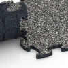 Großaufnahme vom Verbindungssystem von WARCO-Boden 6760 - Pavimento bordo piscina im Farbdesign Granito grigio scuro. Abmessungen 44,6 x 44,6 x 1,8 cm.