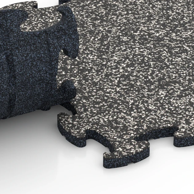 Großaufnahme vom Verbindungssystem von WARCO-Boden 6760 - Pavimento bordo piscina im Farbdesign Granito grigio scuro. Abmessungen 44,6 x 44,6 x 1,8 cm.