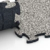 Großaufnahme vom Verbindungssystem von WARCO-Boden 6779 - Pavimento gomma palestra im Farbdesign Granito grigio. Abmessungen 44,6 x 44,6 x 1,8 cm.