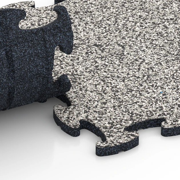 Großaufnahme vom Verbindungssystem von WARCO-Boden 6779 - Pavimento gomma palestra im Farbdesign Granito grigio. Abmessungen 44,6 x 44,6 x 1,8 cm.