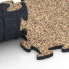 Großaufnahme vom Verbindungssystem von WARCO-Boden 6781 - Pavimento gomma palestra im Farbdesign Terracotta. Abmessungen 44,6 x 44,6 x 1,8 cm.
