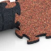 Großaufnahme vom Verbindungssystem von WARCO-Boden 6764 - Poolumrandung im Farbdesign Feuersglut. Abmessungen 44,6 x 44,6 x 1,8 cm.