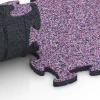 Großaufnahme vom Verbindungssystem von WARCO-Boden 6756 - Pavimentazione antitrauma im Farbdesign Lavanda. Abmessungen 44,6 x 44,6 x 1,8 cm.