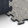 Großaufnahme vom Verbindungssystem von WARCO-Boden 6788 - Piastrelle balcone gomma im Farbdesign Granito grigio. Abmessungen 44,6 x 44,6 x 1,8 cm.