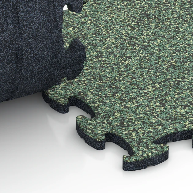 Großaufnahme vom Verbindungssystem von WARCO-Boden 6789 - Piastrelle balcone gomma im Farbdesign Prato inglese. Abmessungen 44,6 x 44,6 x 1,8 cm.