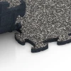 Großaufnahme vom Verbindungssystem von WARCO-Boden 6913 - Messeboden Klickfliese im Farbdesign Dunkelgrauer Granit. Abmessungen 44,6 x 44,6 x 1,8 cm.