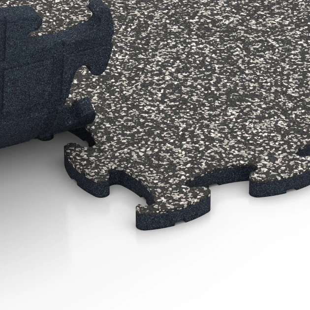 Großaufnahme vom Verbindungssystem von WARCO-Boden 6913 - Pavimentazione fiere clic im Farbdesign Granito grigio scuro. Abmessungen 44,6 x 44,6 x 1,8 cm.