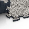 Großaufnahme vom Verbindungssystem von WARCO-Boden 6896 - Pavimento agility indoor cani im Farbdesign Granito grigio. Abmessungen 44,6 x 44,6 x 1,8 cm.