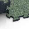 Großaufnahme vom Verbindungssystem von WARCO-Boden 6861 - Fitness Max Floor System im Farbdesign Prato inglese. Abmessungen 44,6 x 44,6 x 1,8 cm.