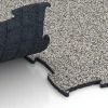 Großaufnahme vom Verbindungssystem von WARCO-Boden 6806 - Pavimento agility cani im Farbdesign Granito grigio. Abmessungen 97,1 x 97,1 × 1,8 cm.