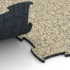 Großaufnahme vom Verbindungssystem von WARCO-Boden 6811 - Pavimento agility cani im Farbdesign Travertino. Abmessungen 97,1 x 97,1 × 1,8 cm.