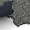 Großaufnahme vom Verbindungssystem von WARCO-Boden 6904 - Pavimento agility indoor cani im Farbdesign Granito grigio scuro. Abmessungen 97,1 x 97,1 × 1,8 cm.