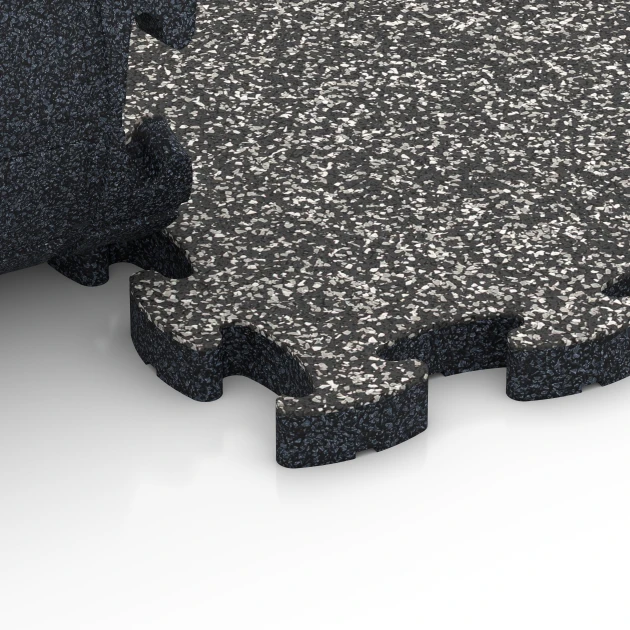 Großaufnahme vom Verbindungssystem von WARCO-Boden 6931 - Pavimentazione antitrauma puzzle im Farbdesign Granito grigio scuro. Abmessungen 44,6 x 44,6 × 2,8 cm.
