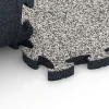 Großaufnahme vom Verbindungssystem von WARCO-Boden 6932 - Fallschutz Puzzlematte im Farbdesign Grauer Granit. Abmessungen 44,6 x 44,6 × 2,8 cm.