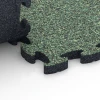 Großaufnahme vom Verbindungssystem von WARCO-Boden 6933 - Fallschutz Puzzlematte im Farbdesign Englischer Rasen. Abmessungen 44,6 x 44,6 × 2,8 cm.