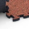 Großaufnahme vom Verbindungssystem von WARCO-Boden 6935 - Fallschutz Puzzlematte im Farbdesign Feuersglut. Abmessungen 44,6 x 44,6 × 2,8 cm.