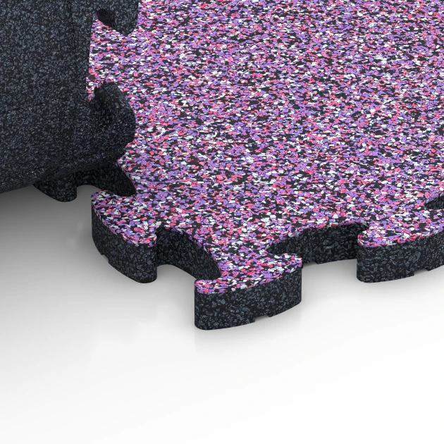 Großaufnahme vom Verbindungssystem von WARCO-Boden 6936 - Pavimentazione antitrauma puzzle im Farbdesign Lavanda. Abmessungen 44,6 x 44,6 × 2,8 cm.