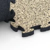 Großaufnahme vom Verbindungssystem von WARCO-Boden 6937 - Fallschutz Puzzlematte im Farbdesign Travertin. Abmessungen 44,6 x 44,6 × 2,8 cm.