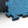 Großaufnahme vom Verbindungssystem von WARCO-Boden 6938 - Pavimentazione antitrauma puzzle im Farbdesign Atlantico. Abmessungen 44,6 x 44,6 × 2,8 cm.