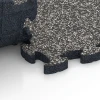 Großaufnahme vom Verbindungssystem von WARCO-Boden 6940 - Lastra terrazza in gomma im Farbdesign Granito grigio scuro. Abmessungen 44,6 x 44,6 × 2,8 cm.