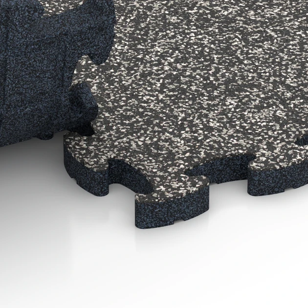 Großaufnahme vom Verbindungssystem von WARCO-Boden 6940 - Lastra terrazza in gomma im Farbdesign Granito grigio scuro. Abmessungen 44,6 x 44,6 × 2,8 cm.