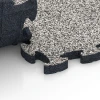 Großaufnahme vom Verbindungssystem von WARCO-Boden 6941 - Lastra terrazza in gomma im Farbdesign Granito grigio. Abmessungen 44,6 x 44,6 × 2,8 cm.