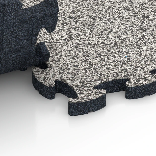 Großaufnahme vom Verbindungssystem von WARCO-Boden 6941 - Lastra terrazza in gomma im Farbdesign Granito grigio. Abmessungen 44,6 x 44,6 × 2,8 cm.