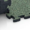Großaufnahme vom Verbindungssystem von WARCO-Boden 6843 - Fitness Active pavimento im Farbdesign Prato inglese. Abmessungen 44,6 x 44,6 × 2,8 cm.