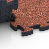 Großaufnahme vom Verbindungssystem von WARCO-Boden 6944 - Lastra terrazza in gomma im Farbdesign Etna. Abmessungen 44,6 x 44,6 × 2,8 cm.