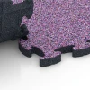 Großaufnahme vom Verbindungssystem von WARCO-Boden 6954 - Piastrelle sportive in gomma im Farbdesign Lavanda. Abmessungen 44,6 x 44,6 × 2,8 cm.